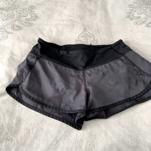 LuLu lemon Workout shorts 2.5 - Picture 4 of 6